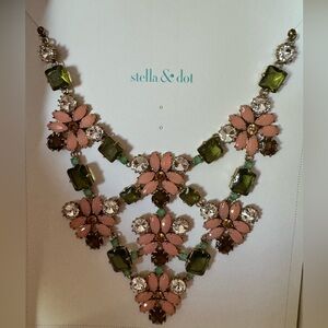 Stella & Dot vintage 18” necklace with coral floral shape gems, gold 3” extender